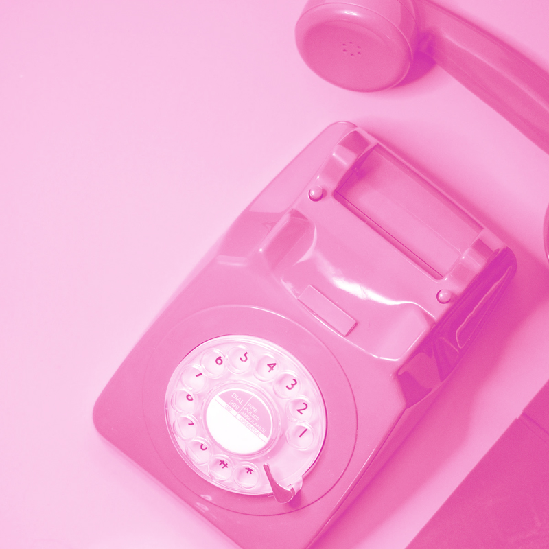 A hero image of a pink telephone supporting the article for '7 Reasons Online Live Chat Is Replacing Telephony'